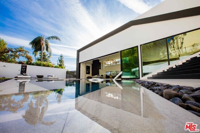 Building Photo - 2210 Bowmont Dr