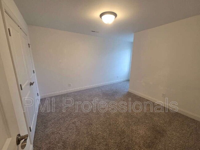 Building Photo - 923 SE Broad St