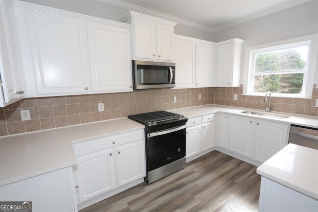 Building Photo - 3205 Vaughan Dr