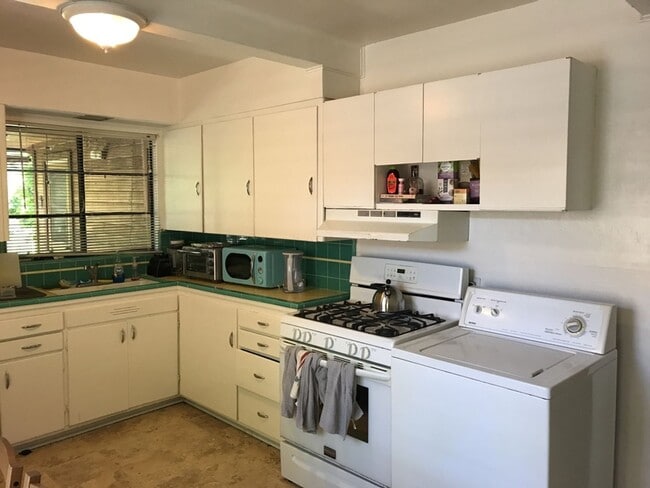Building Photo - 2 bedroom in Central Davis available for J...