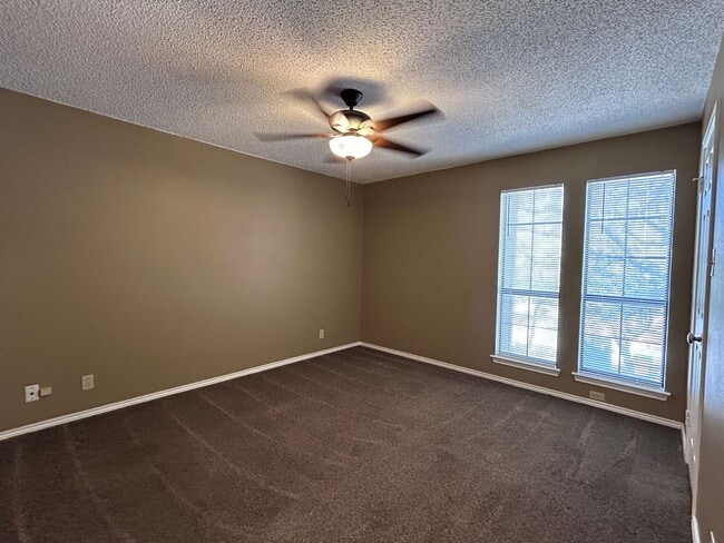 Building Photo - Charming 2BR Condo with Vaulted Ceilings, Fireplace & Pool Access