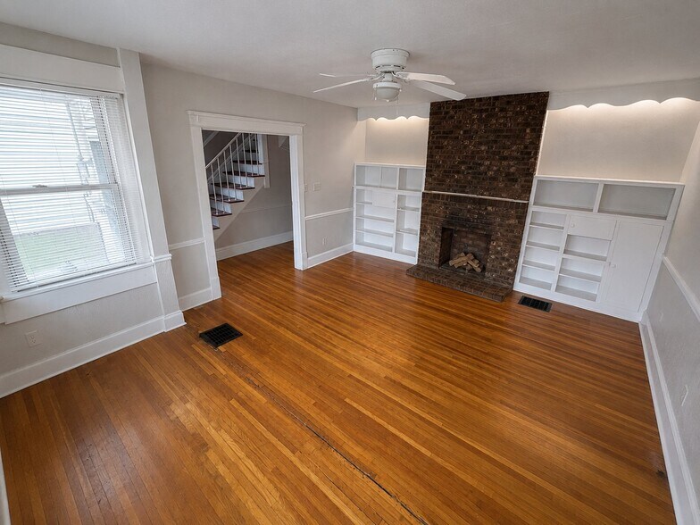 Building Photo - 208 E Northwood Ave