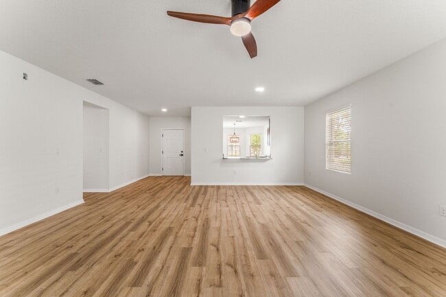 Building Photo - Charming 3 Bed, 2 Bath with Scenic Views i...