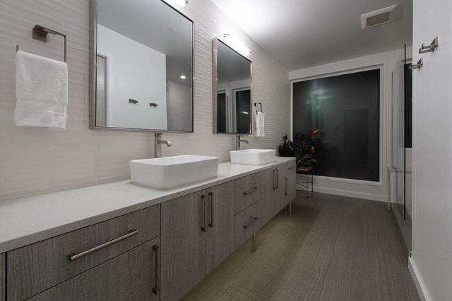 Building Photo - Immaculate, Kirkland Newer Construction - ...