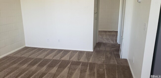 Building Photo - 565 Roberts St