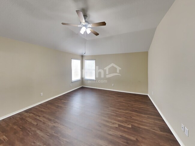 Building Photo - 511 Point Vly