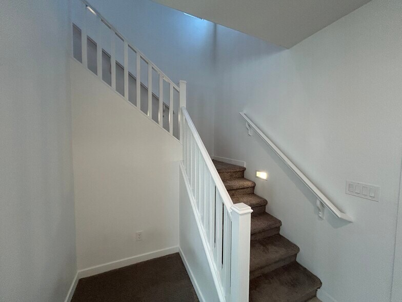 Building Photo - 1168 E Sabino Dr