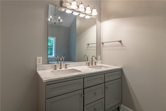 Building Photo - 5181 Heather Rd SE