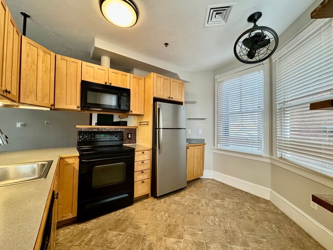 Building Photo - 1 Bed / 1 Bath 1st Floor Unit  (Downtown, ...