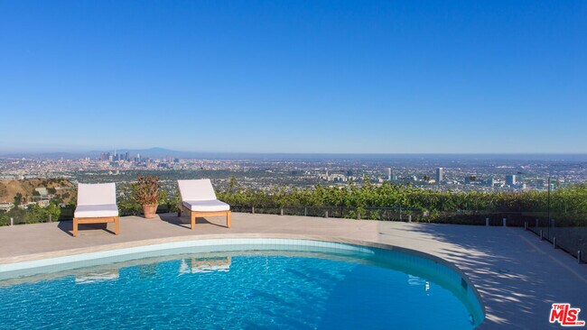 Building Photo - 1542 Blue Jay Way