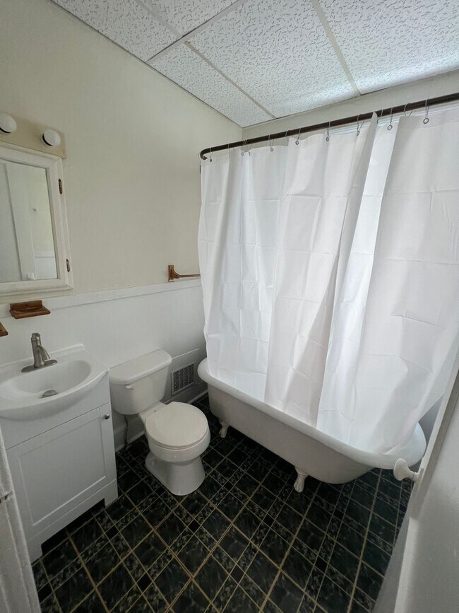 Building Photo - 454 W 2nd St