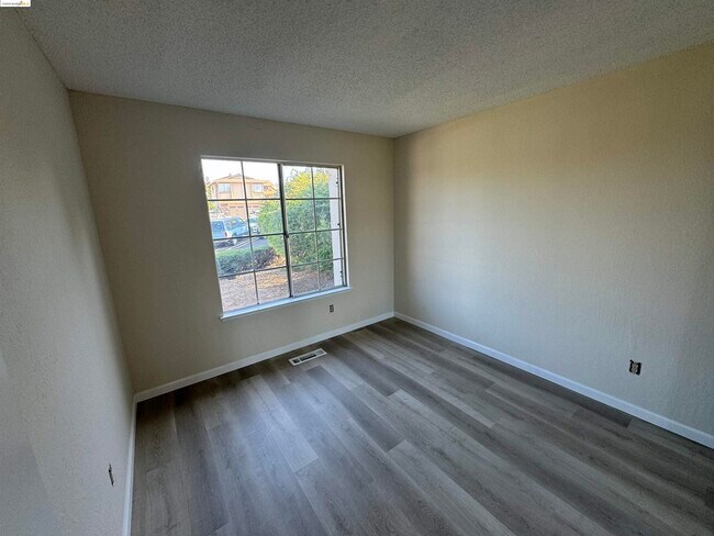 Building Photo - 912 Coyote Ct