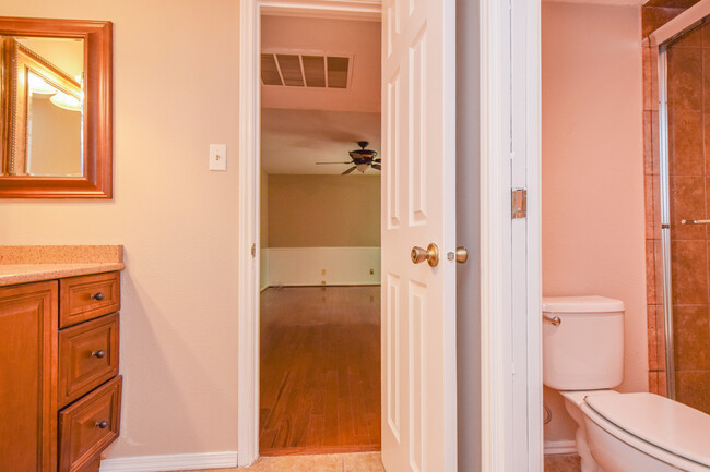 Building Photo - 3 Bedroom Townhouse - Northwest Hills