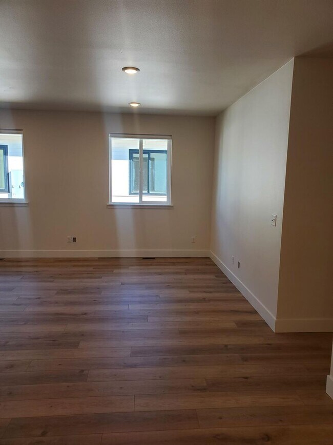 Building Photo - 16 E 7th St