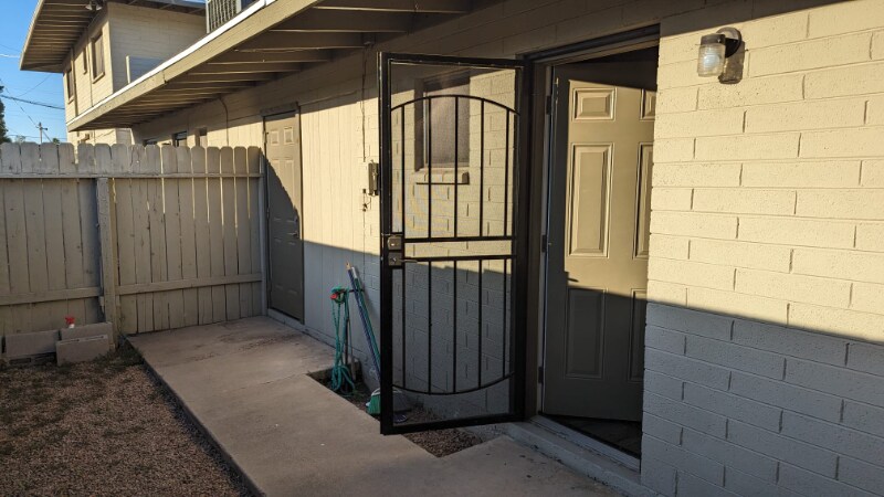 Building Photo - 2326 E Pinchot Ave