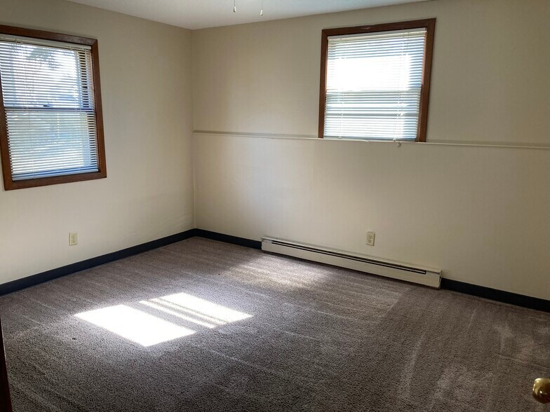 Building Photo - 1812 E 6th St