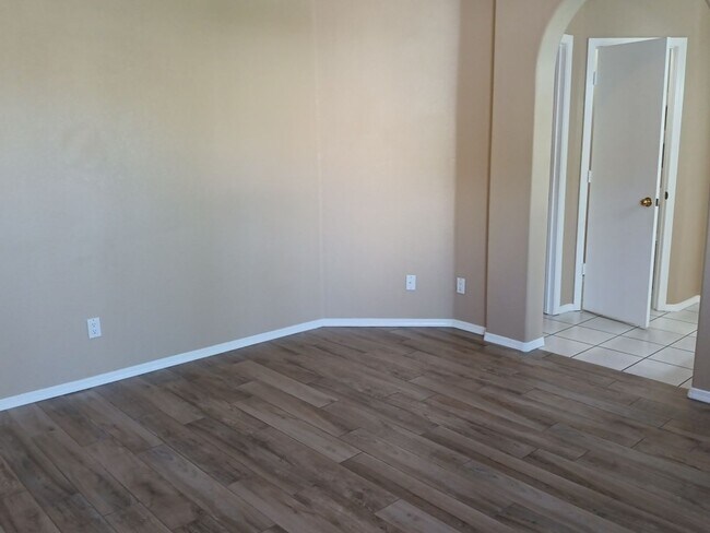 Building Photo - 3 Bedroom, 2 Bathroom Home! Schedule a Showing!