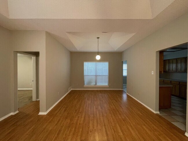 Building Photo - 6109 Kingswood Dr