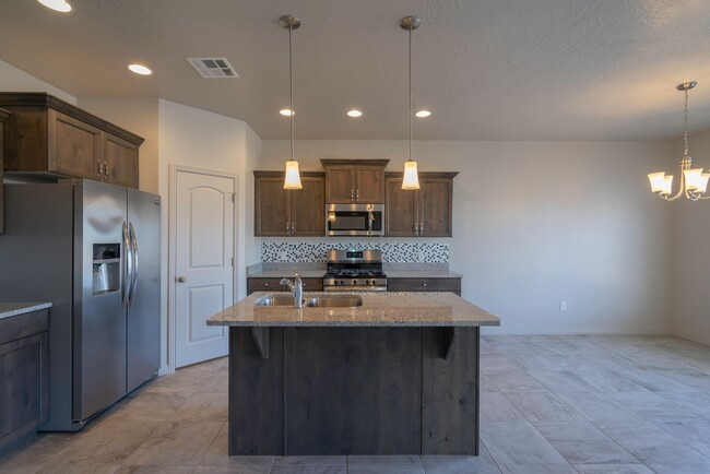 Building Photo - 4 bedroom 2 Bath Home in Desert Edge Cove ...