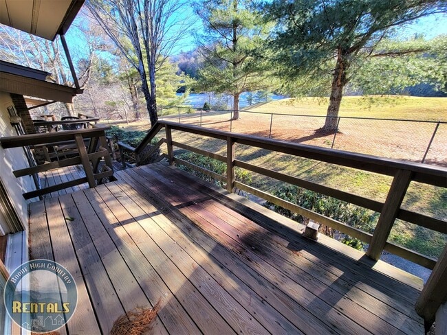 Building Photo - 1/1.5 Townhome located near Boone Golf Course!