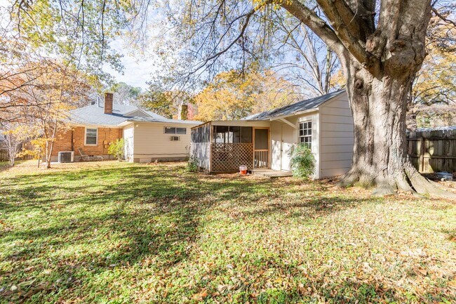 Building Photo - 742 Ivy Rd