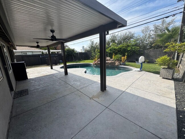 Building Photo - 3 Bedroom | 1 Bathroom | Home in Sacramento