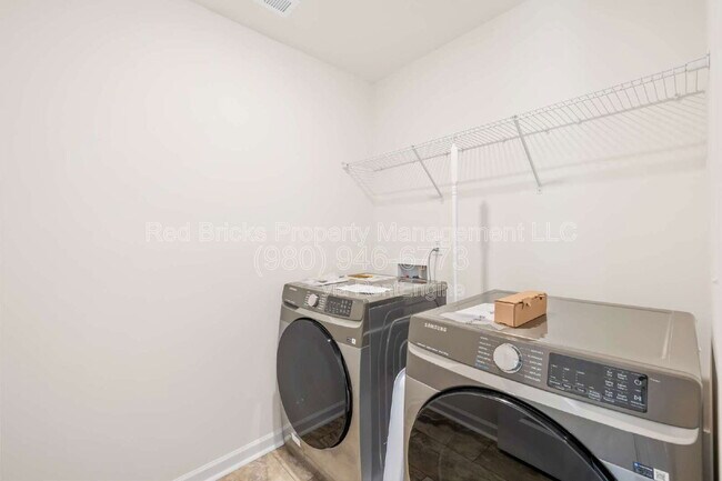 Building Photo - 790 Earhart St NW