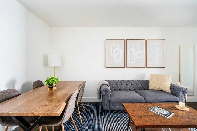 Building Photo - 359 W 39th St