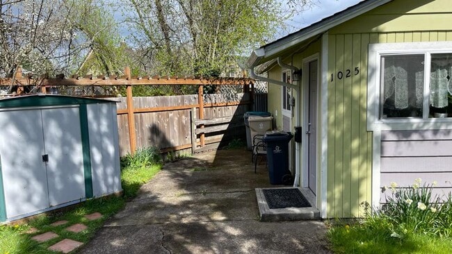 Building Photo - Cozy 1 Bed, 1 Bath Home with Backyard and is Near OSU Campus!