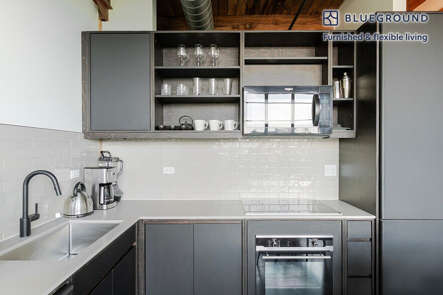 Building Photo - 2061 N Southport Ave