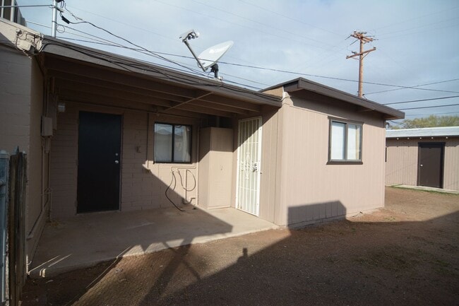 Building Photo - Charming 2 Bedroom 1 Bath Home! Central Tucson Location!