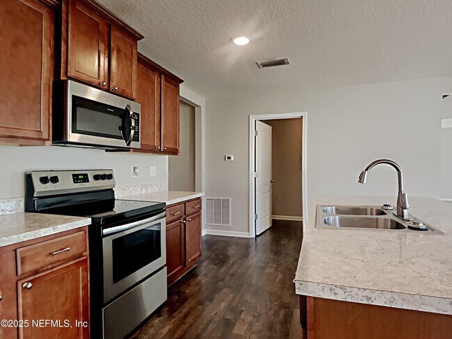 Building Photo - 2171 Pebble Point Dr