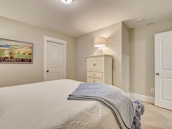 Building Photo - Charming 4 Bedroom Cottage Available in Og...