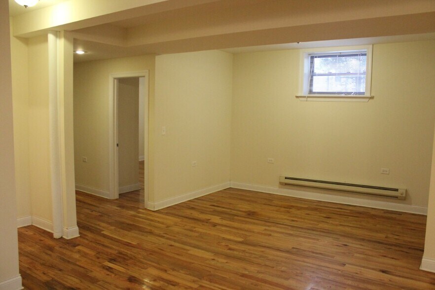 Building Photo - 1115 W Oakdale Ave