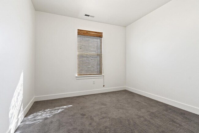Building Photo - 14806 Queens Garden Ln