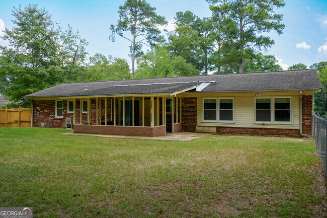 Building Photo - 307 Pinewood Dr