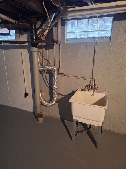 washer/dryer hookup - 588 Baldwin Rd