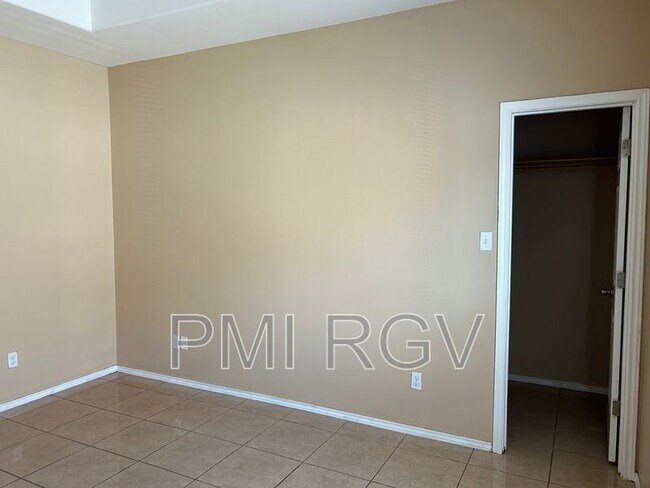 Building Photo - 2708 Primrose Ave