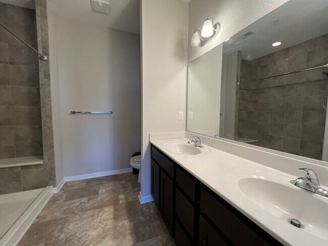 Building Photo - Welcome home - Trilevel H20 Townhome!