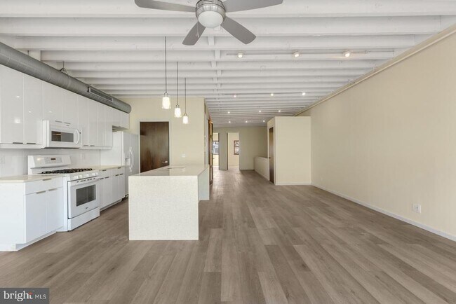 Building Photo - 2520 E Hagert St