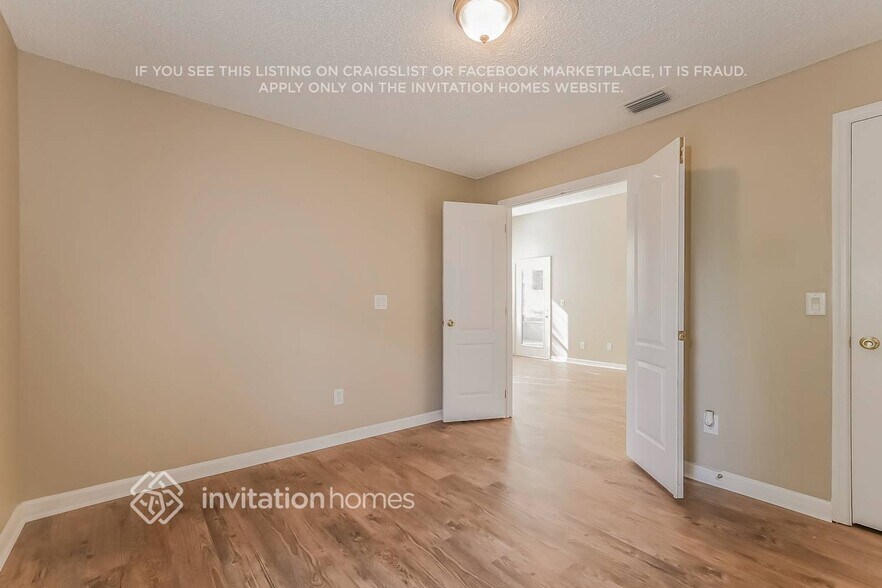 Building Photo - 400 Oak Springs Ct