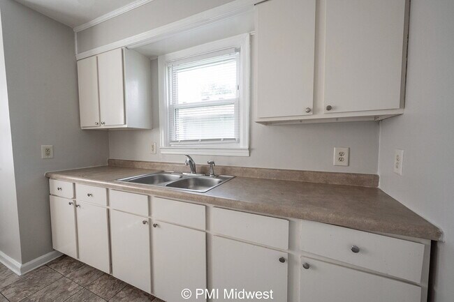Building Photo - "Charming 2-Bed Home with Gleaming Hardwoo...