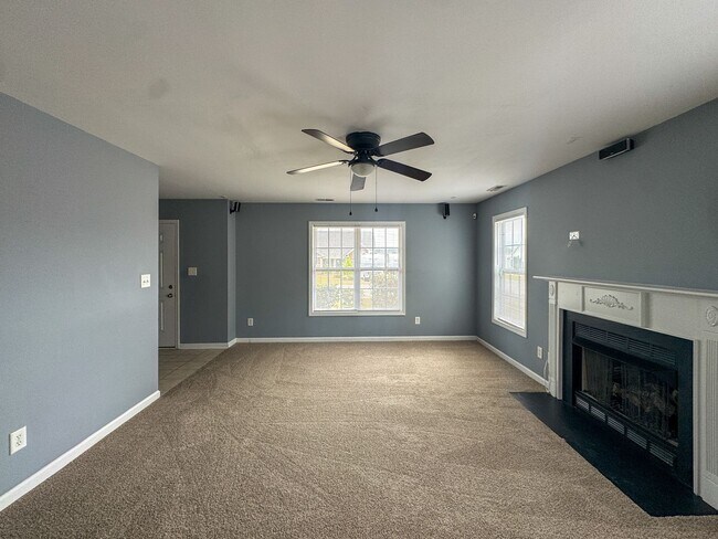 Building Photo - Spacious 3 Bed 2.5 Bath Home with Fenced Backyard