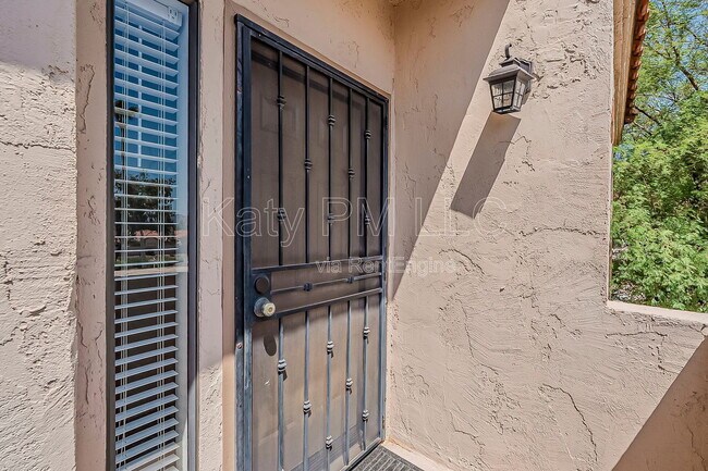 Building Photo - 9708 E Vía Linda