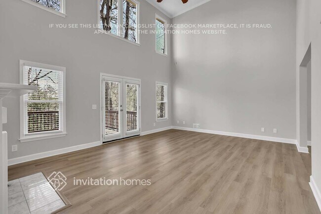 Building Photo - 1810 Collines Ave