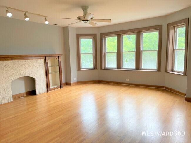 Building Photo - 3722 W Wilson Ave