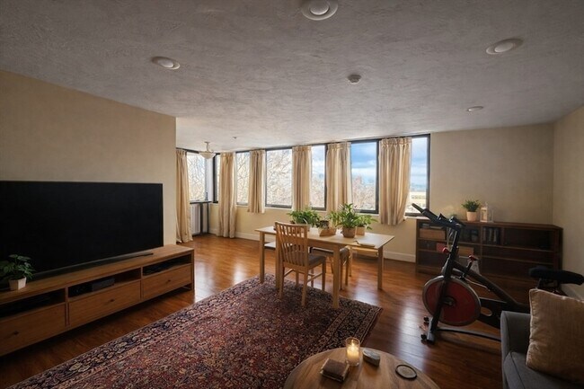 Building Photo - 77 Adams St