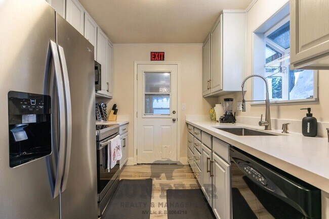 Building Photo - Bright Home in Incline!