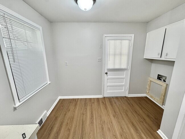 Building Photo - 3119 Queensgate Ave