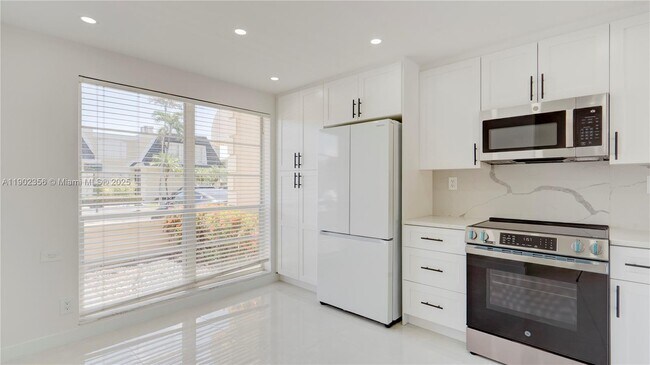 Building Photo - 933 NE 24th Ave